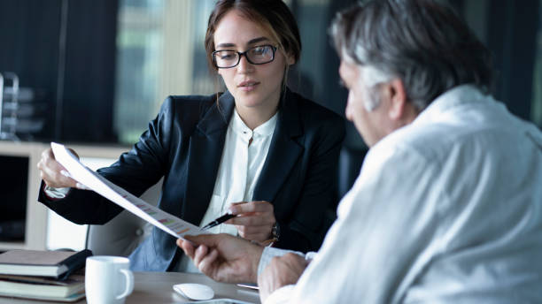 Femme conseillant un homme qui part en retraite