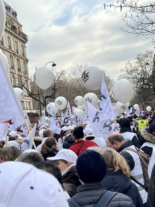 Manifestants et militants avec ballons CFE-CGC